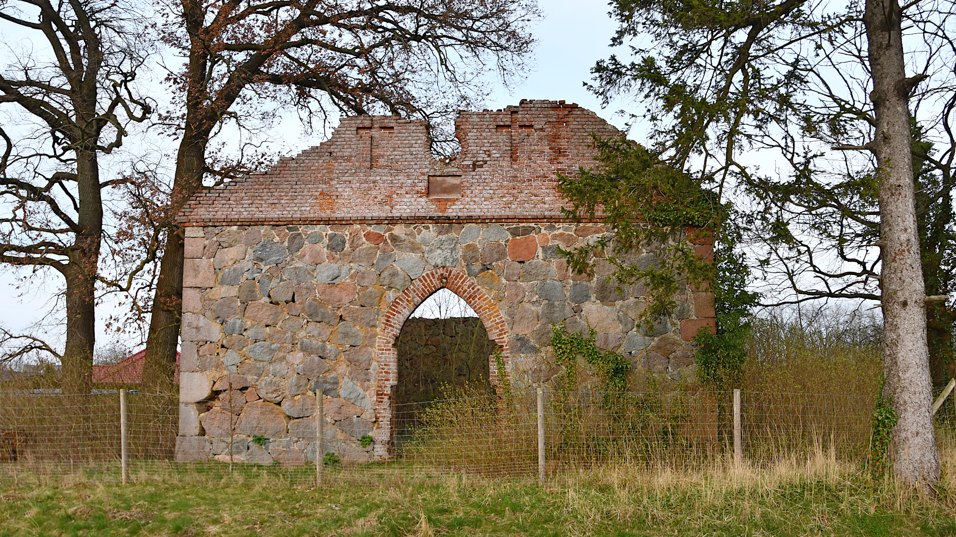Ruiny kościoła w Ołużnej